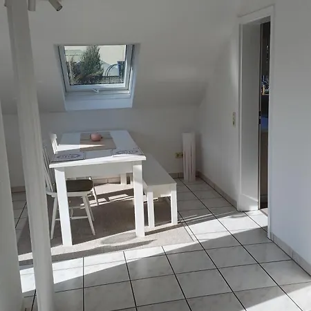 Helle Neu Renovierte Dachgeschosswohnung Mit Balkon *