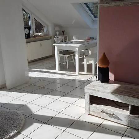 Helle Neu Renovierte Dachgeschosswohnung Mit Balkon Апартаменты
