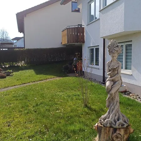 Helle Neu Renovierte Dachgeschosswohnung Mit Balkon Апартаменты